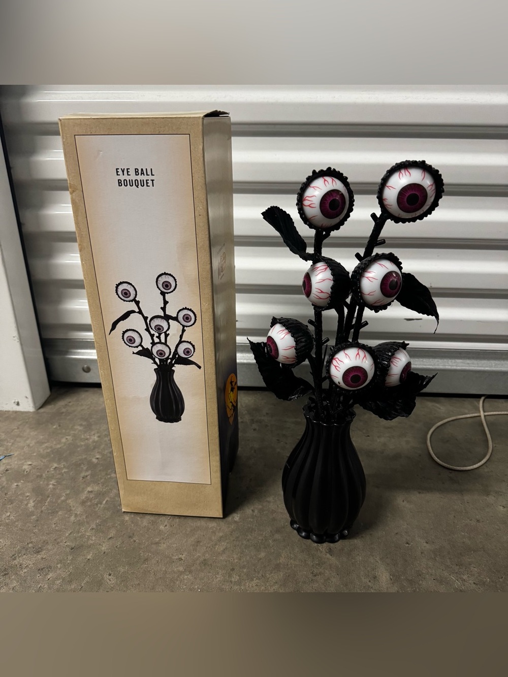 Cracker Barrel Black Vase with White and Purple Eyeball Bouquet